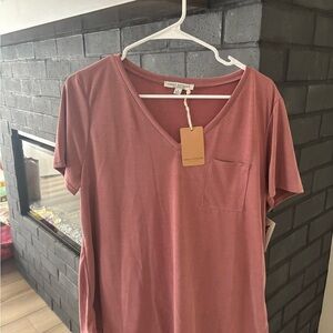 Green Envelope Short Sleeve V-Neck Tee - Rose